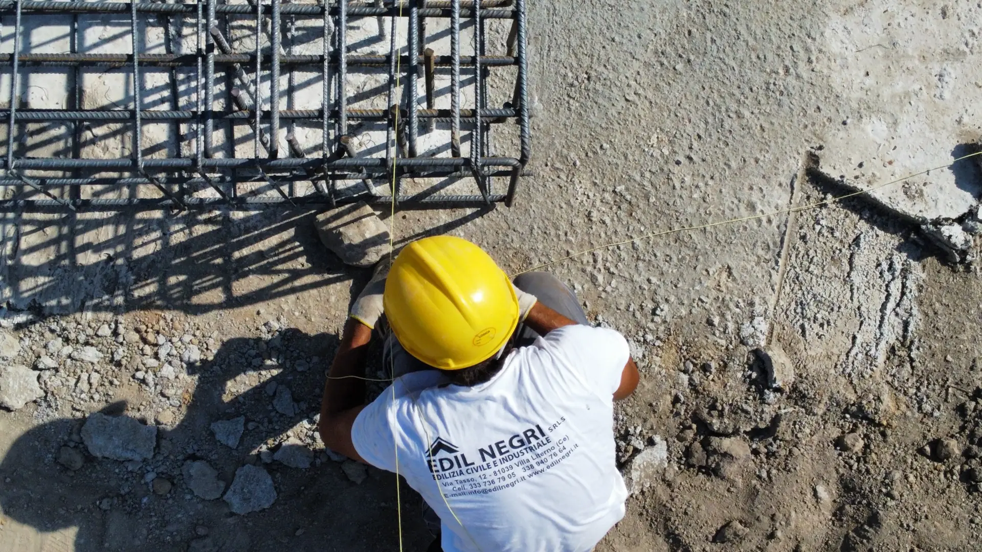 Un operaio Edil Negri al lavoro sulle armature delle fondazioni, ripreso dall'alto