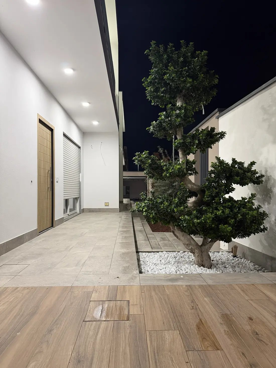 La stessa casa di sera, con l'illuminazione del portico accesa